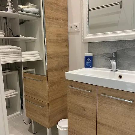 Bourgeois 3ch, 2sdb, Terrasse 70m2, Palais A 400m Apartman *